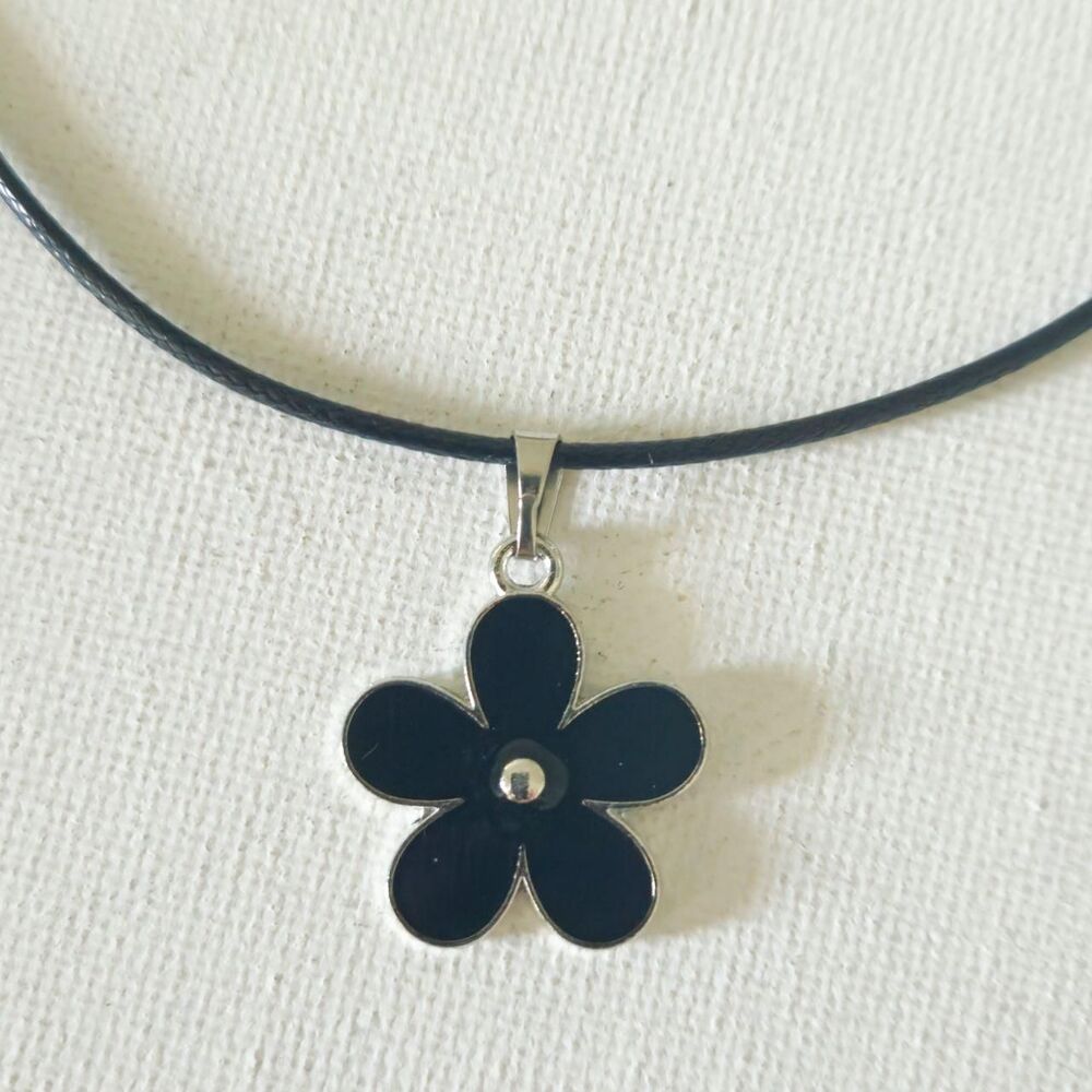 Unsigned Women's Black and Silver Jewellery